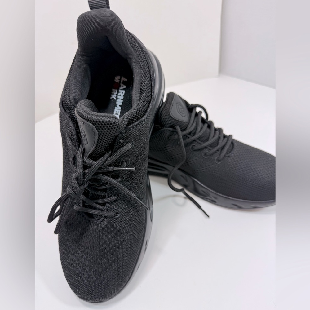 NWOT Larnmern mens work and restaurant shoe. Slip proof and supportive. Slip on